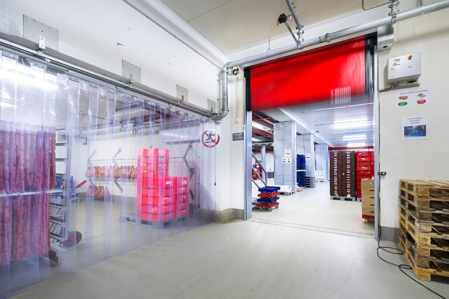 brama szybkobieżna Dynaco w hali magazynowej